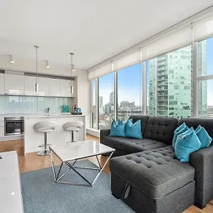 Apartment Unbeatable Downtown Experience- Walk To Bars, Casino, Stampede & Saddledome Bonus Banff Pass, Parking & Wine!, Calgary
